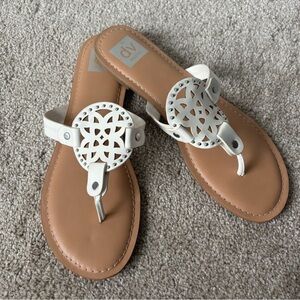 Dolce Vita Gotie Laser Cut Studded Thong Sandals White Tan Beach Travel